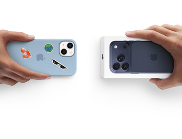 Des mains échangent un iPhone 13 faisant l’objet d’une reprise dans une coque en silicone avec des stickers sur la face arrière contre un nouvel iPhone 17 Pro dans son coffret.