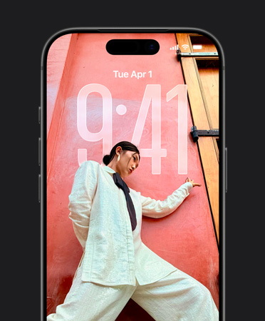 Ecrã bloqueado do iPhone a mostrar as horas adaptadas à imagem de fundo