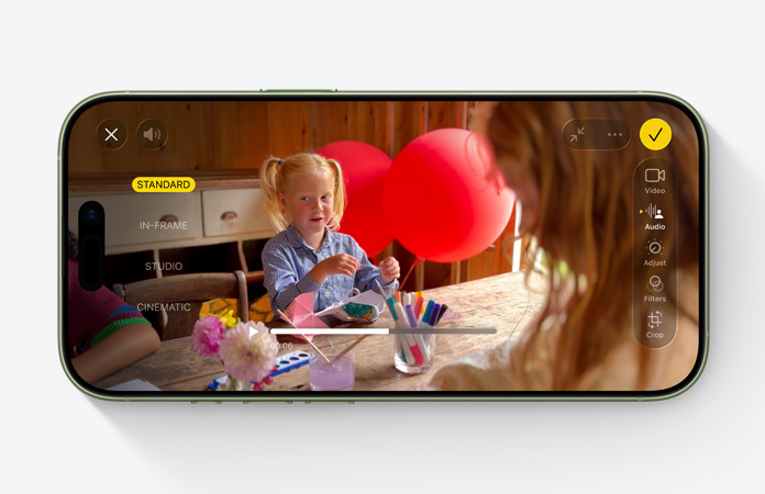 iPhone 17, Vorderseite, Video mit Audiomix Feature in Aktion, ein Kind spielt mit Luftballons an einem Tisch