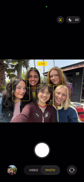 iPhone–17-skærm viser en gruppeselfie taget med Centreringsfunktion til billeder