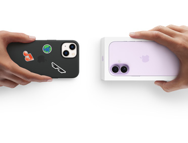 En hånd holder en ældre iPhone 13 med silikone-etui med klistermærker på bagsiden, der byttes med en iPhone-æske med ny iPhone 17