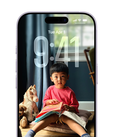 iPhone-låseskærmen viser klokkeslættet, der er tilpasset til billedet på låseskærmen