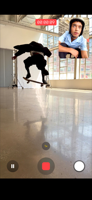 iPhone Air vist forfra, funktionen dobbelt optagelse bruges af en person, der optager video med for- og bagsidekameraerne samtidigt