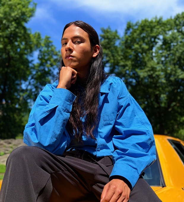 Et billede af en person taget med den nyeste version af kameraets portrætfunktion