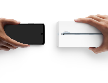 Telefoner skifter hænder, Android til venstre uden en æske og den nye iPhone 17 Pro i en æske til højre