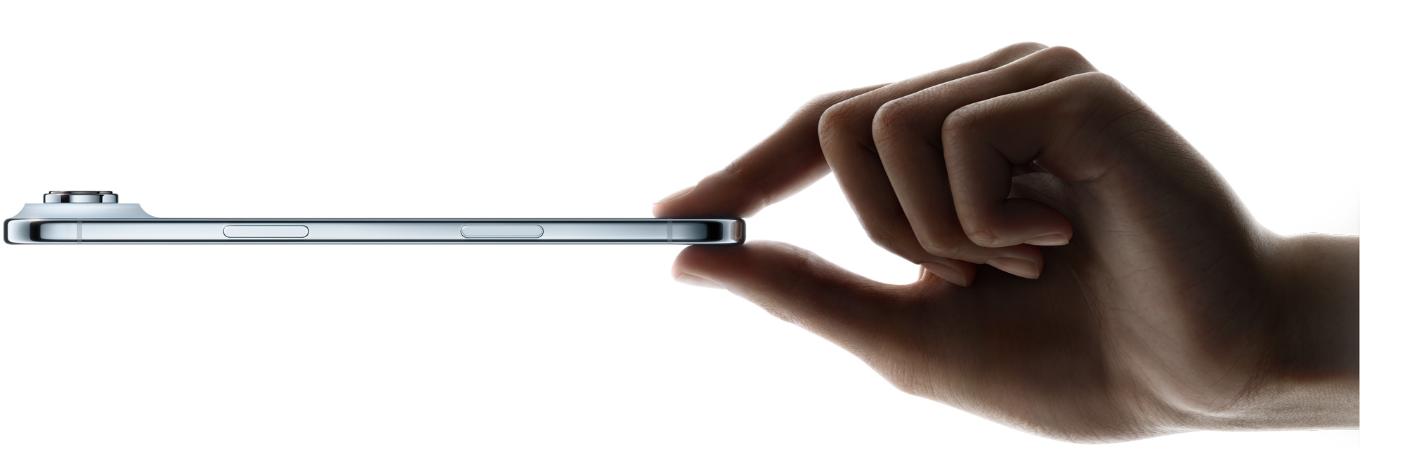 En tommelfinger og en pegefinger holder himmelblå iPhone Air vist fra siden, tynd profil, Fusion-kamerasystem, knapper: sideknap, Kamerabetjening