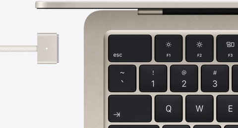 MacBook Air w kolorze księżycowej poświaty z dopasowanym kolorystycznie przewodem MagSafe