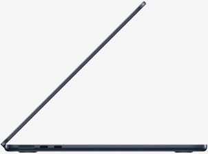 Otwarty MacBook Air w kolorze północy widziany z boku