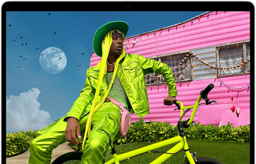 MacBook Air z widocznym wyświetlaczem Liquid Retina