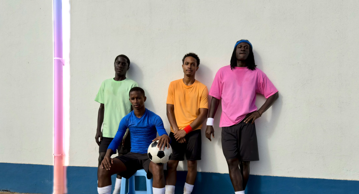 Værktøjet Visk ud bruges til at fjerne et nedløbsrør fra et billede af fodboldspillere, der poserer op ad en mur