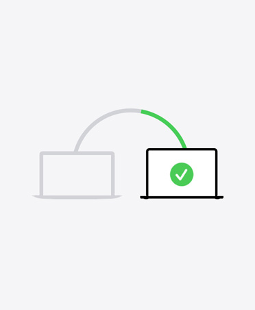 Illustration af to bærbare computere forbundet med en linje, den anden viser et grønt flueben på skærmen for at indikere, at overførslen er fuldført