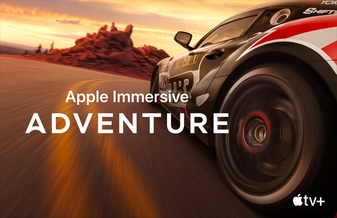 صورة لسيارة سباق مع جملة Apple&nbsp;Immersive&nbsp;Adventure بحروف بيضاء في الأعلى