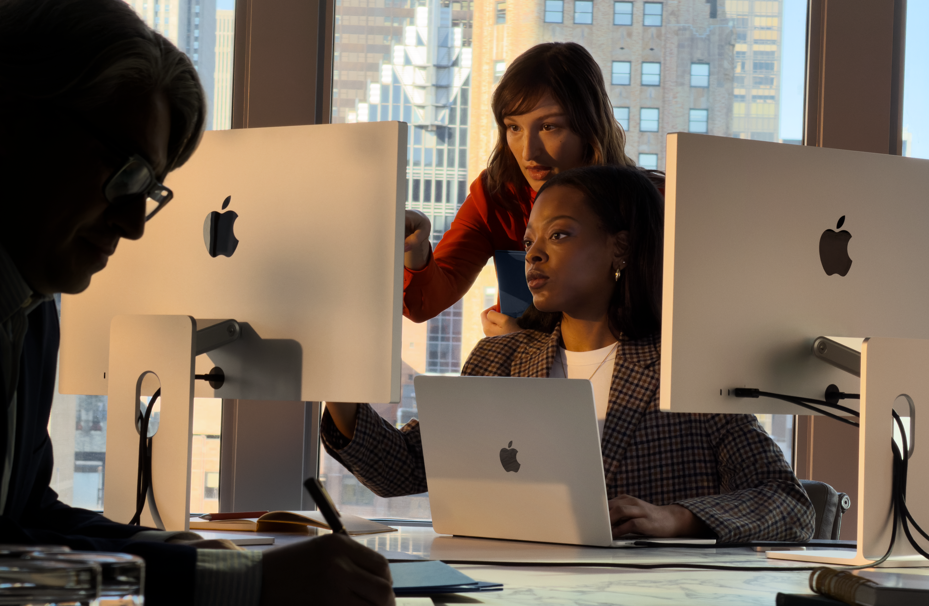 Ľudia používajúci Mac v práci